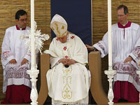 قسيس يحاول إيقاظ البابا بندكت السادس عشر في مالطا