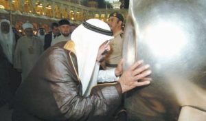 الملك الراحل عبد الله بن عبد العزيز يقبل الحجر الأسود