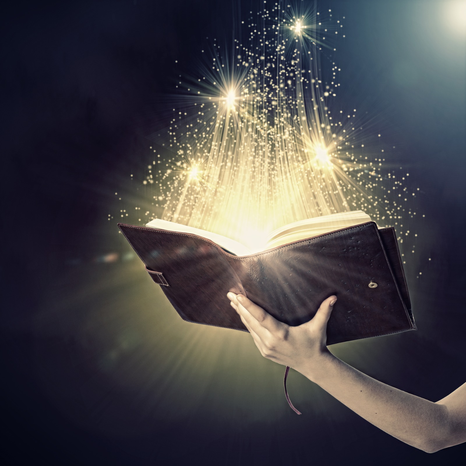 Раскрытая книга в руках. Волшебство в руках. Книга в руках. Книга свет.
